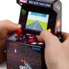Mini-arcademachine, 240 ingebouwde games, 8-bit retro-arcadegames, 2,5-inch kleurenscherm, 8-weg joystick, 2 knoppen, volumeregeling, perfect cadeau - ThumbsUp!